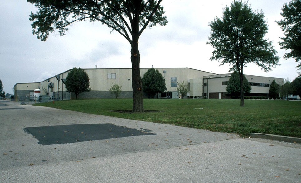 More Photos Of 7301 Distribution Dr, Louisville Manufacturing For Sale