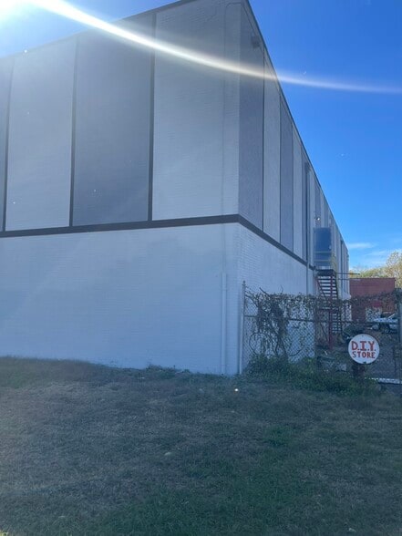 More Photos Of 1004 & 1008 E Long Ave, Gastonia Showroom For Lease