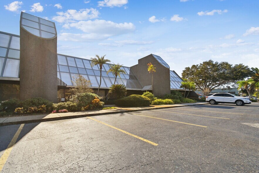 More Photos Of 6740 Crosswinds Dr, Saint Petersburg Coworking Space