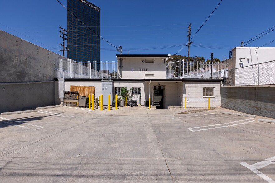 More Photos Of 3779 Cahuenga Blvd, Studio City Loft Creative Space For Lease