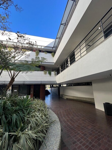 More Photos Of 415 N Crescent Dr, Beverly Hills Medical For Lease