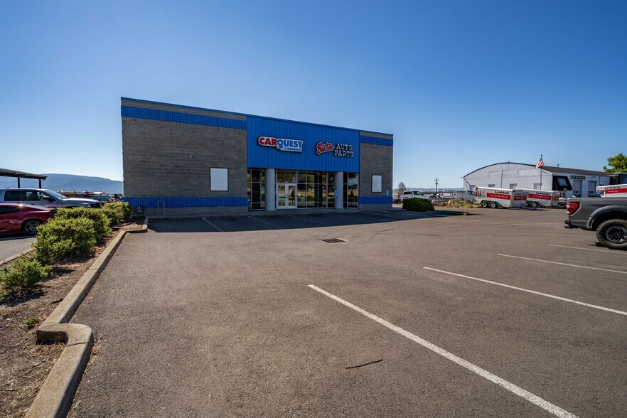 More Photos Of 3755 Crater Lake Hwy, Medford Freestanding For Lease