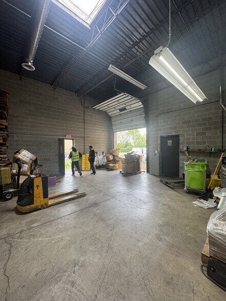 More Photos Of 1480 Howard St, Elk Grove Village Warehouse For Lease