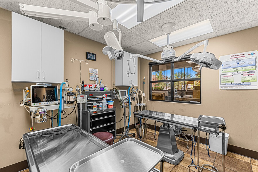 More Photos Of 10 N Chelan Ave, Wenatchee Veterinarian Kennel For Lease