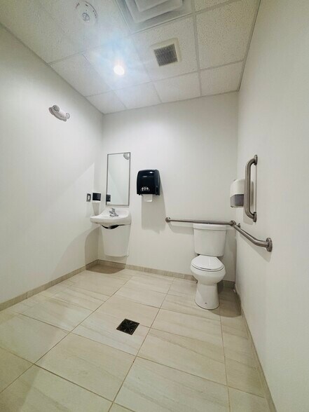 More Photos Of 131 Parkwood Cir, Carrollton General Retail For Lease