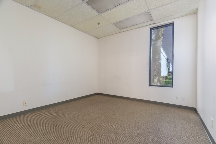 More Photos Of 13640 Lakefront Dr, Earth City Warehouse For Lease