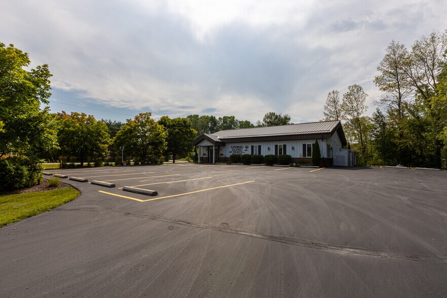 More Photos Of 14605 Velp Ave, Suamico Veterinarian Kennel For Lease