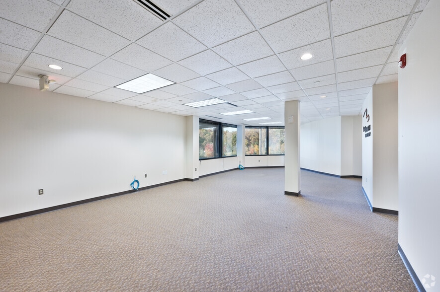 More Photos Of 2820 Waterford Lake Dr, Midlothian Office For Lease