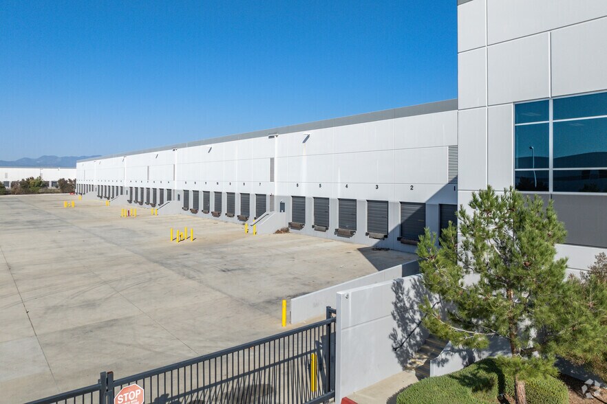 More Photos Of 15996 Jurupa Ave, Fontana Distribution For Lease
