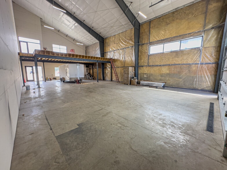 More Photos Of 107 Washington Ave, Williston Flex For Sale