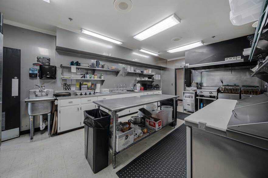More Photos Of 689 Broadway, Berlin Restaurant For Sale