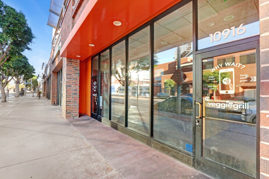 More Photos Of 10904-10936 Lindbrook Dr, Los Angeles Restaurant For Lease