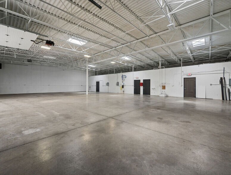 More Photos Of 8350 Industrial Pky, Plain City Warehouse For Lease