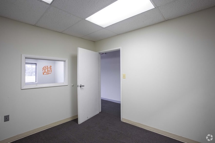 More Photos Of 8390 Terminal Rd, Lorton Flex For Lease