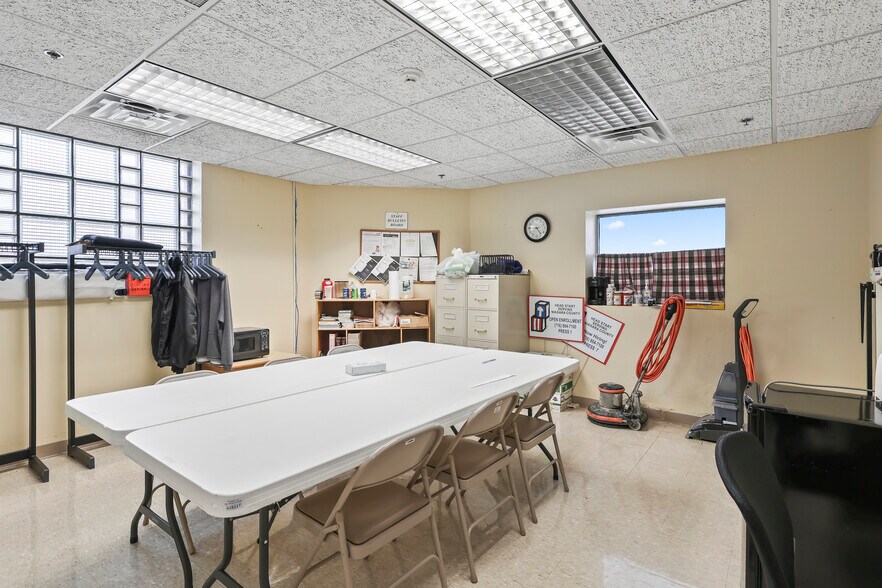 More Photos Of 1631 Main St, Niagara Falls Industrial For Sale