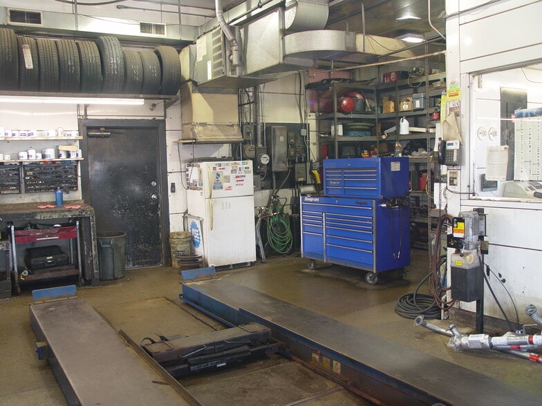 More Photos Of 1108 Main St, Neenah Auto Repair For Sale