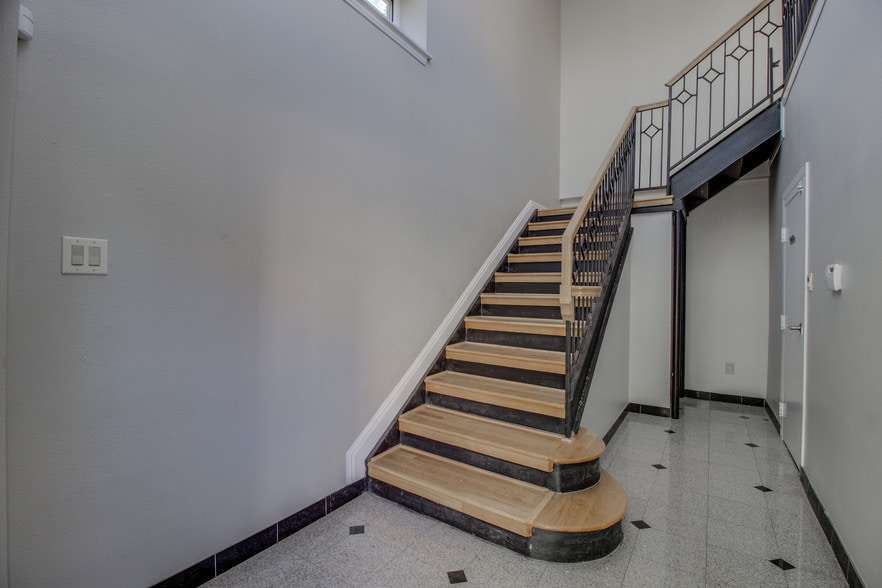 More Photos Of 4235 Cedar Springs Rd, Dallas Office For Sale