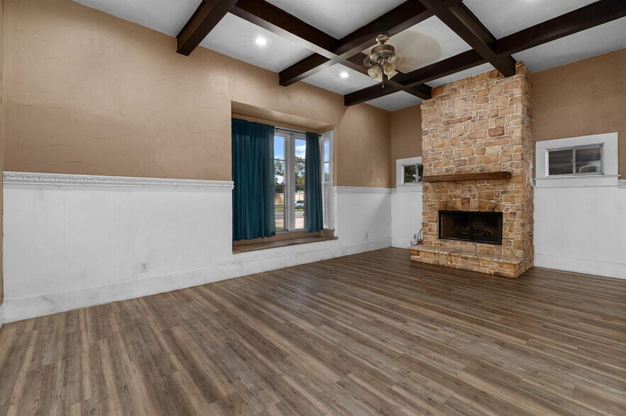 More Photos Of 605 E Broadway St, Jefferson General Retail For Sale