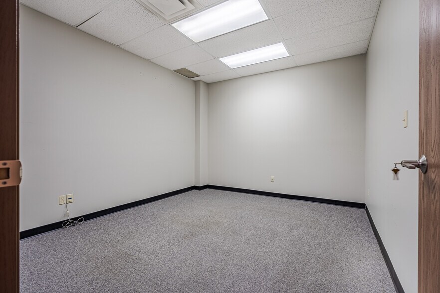 More Photos Of 5704 44 St, Lloydminster Office For Lease