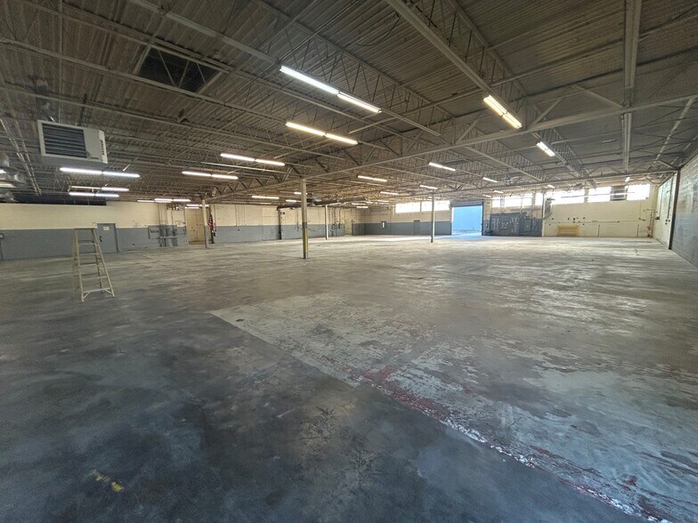 More Photos Of 800 Scholz Dr, Vandalia Warehouse For Lease