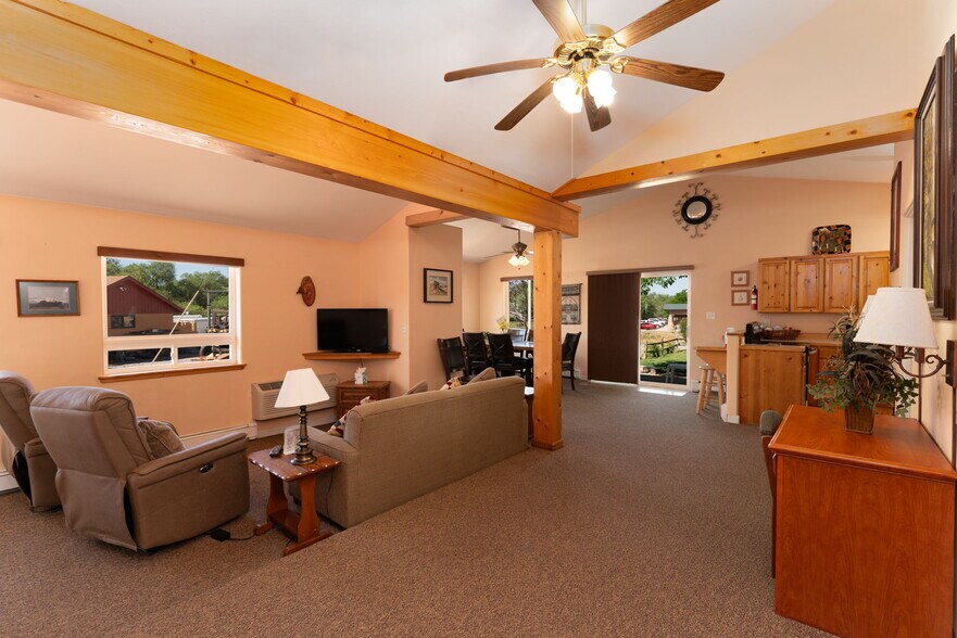 More Photos Of 1624 E Main St, Montrose Hotel For Sale