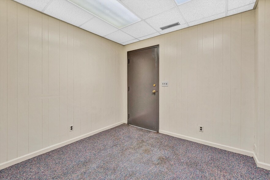 More Photos Of 1930 Braeburn Dr, Salem Medical For Sale