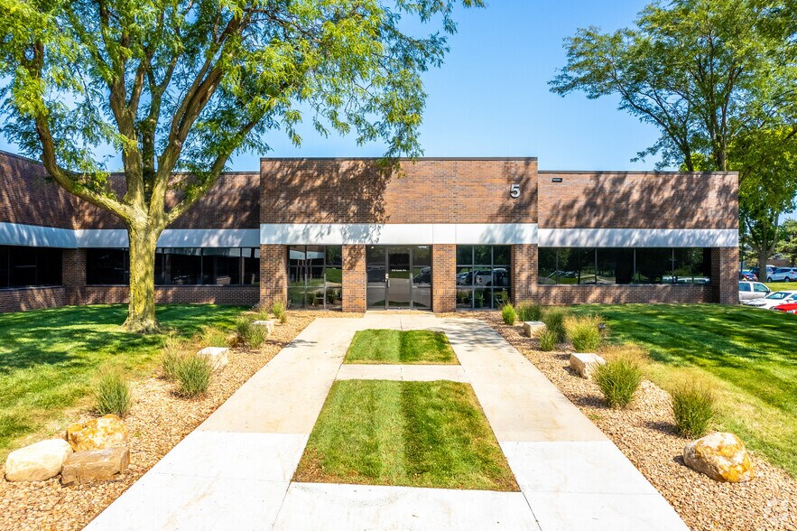 More Photos Of 11101-11199 Aurora Ave, Urbandale Flex For Lease