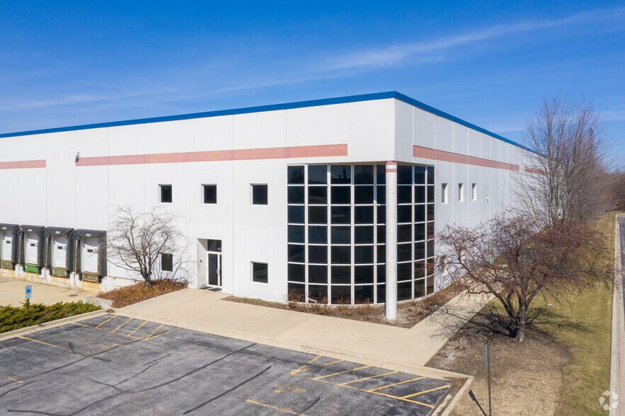 More Photos Of 102 N Overland Dr, North Aurora Distribution For Lease