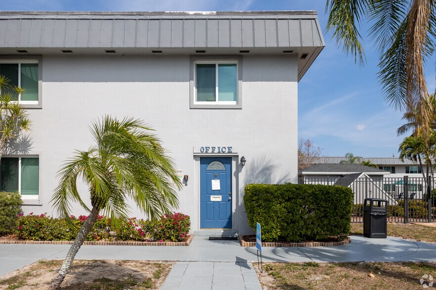 More Photos Of 8372 Beacon Blvd, Fort Myers Apartments For Sale