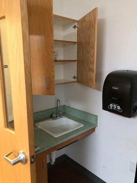 More Photos Of 1800 E 30th St, Farmington Office For Lease