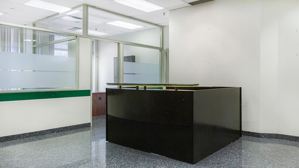 More Photos Of 918 Dundas St E, Mississauga Office For Lease