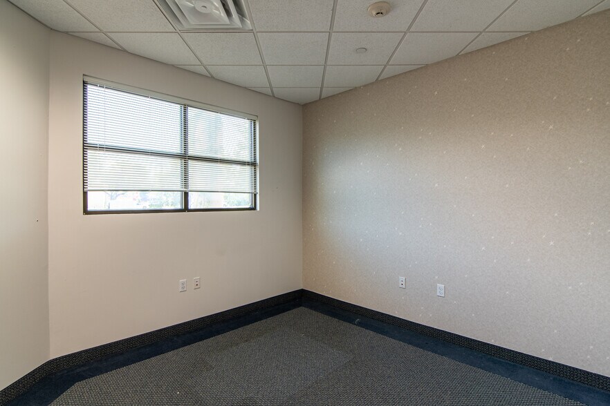 More Photos Of 201 W 5th St, Bonham Medical For Lease