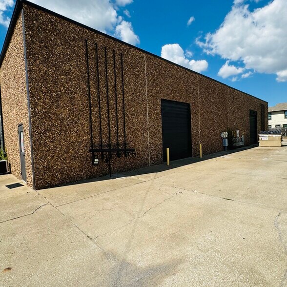 More Photos Of 531 W H St, Jenks Warehouse For Lease