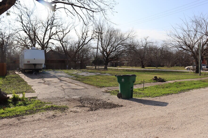 More Photos Of 502 E Navarro Ave, Mart Land For Sale