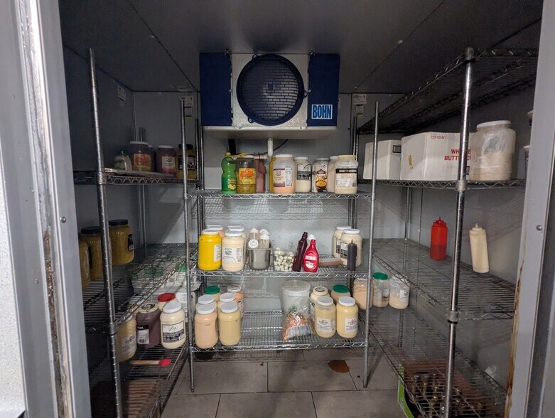 More Photos Of 1465 N Main St, Vidor Freestanding For Sale