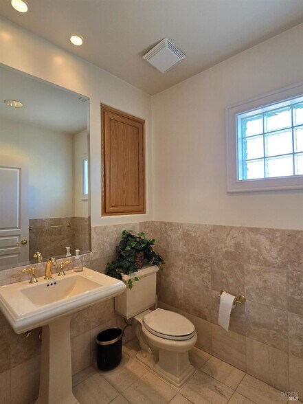 More Photos Of 710 Kellogg St, Suisun City Office Residential For Lease