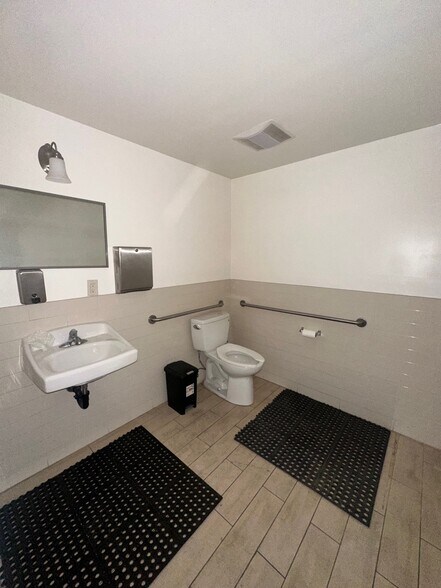 More Photos Of 15610-15630 S Figueroa St, Gardena Warehouse For Lease