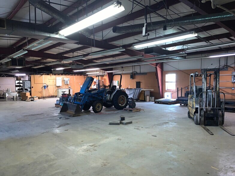 More Photos Of 52 Mid Valley, Verona Light Manufacturing For Sale