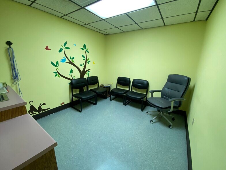 More Photos Of 2228 W College St, Springfield Veterinarian Kennel For Sale