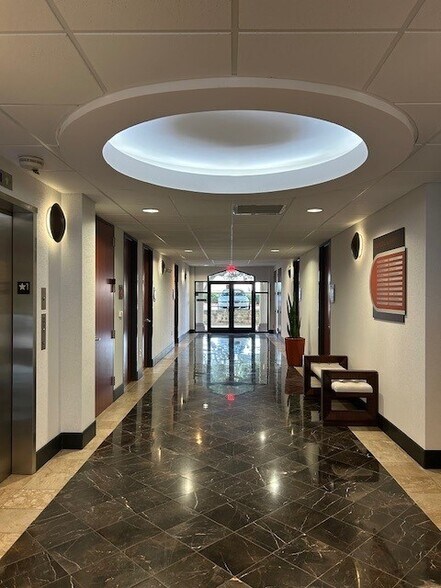 More Photos Of 11719 Bee Caves Rd, Austin Office For Lease