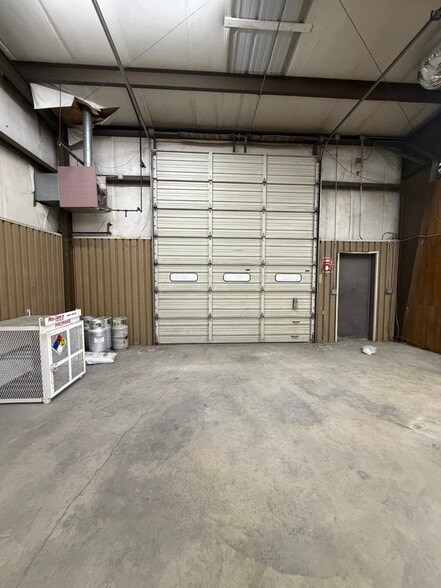 More Photos Of 10934 E 55th Pl, Tulsa Distribution For Lease