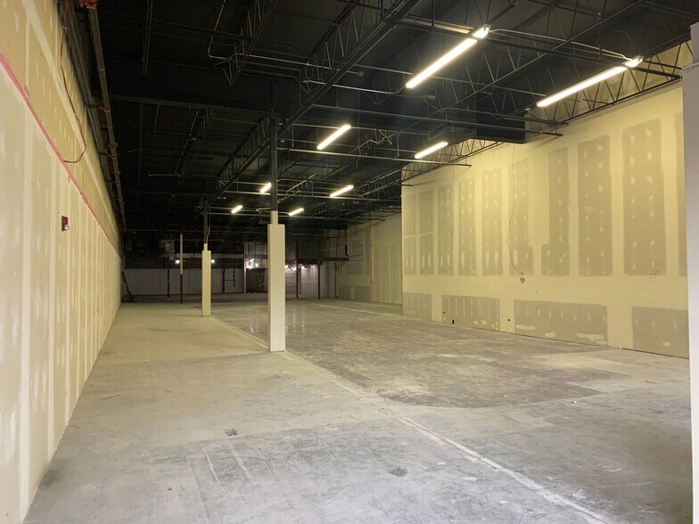 More Photos Of 546-584 S Randall Rd, Saint Charles Unknown For Lease