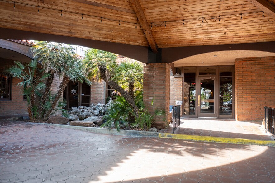 More Photos Of 1800 N Palm Canyon Dr, Palm Springs Restaurant For Sale