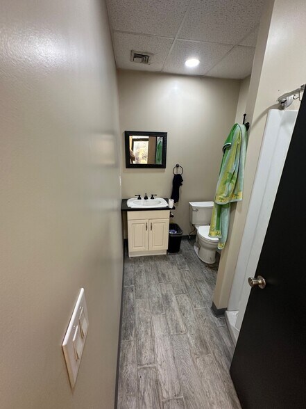 More Photos Of 21 Overlook Dr, Hamden Distribution For Lease