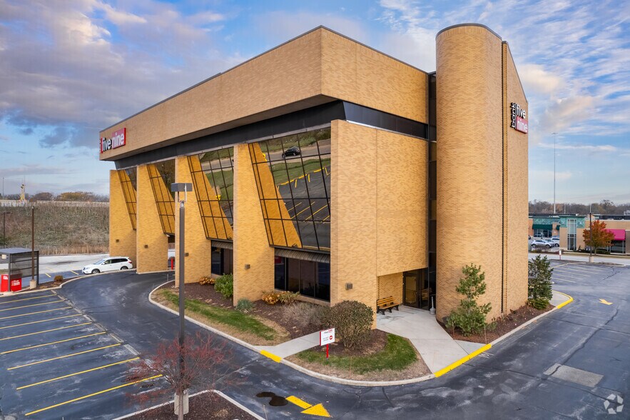 More Photos Of 5555 N Port Washington Rd, Glendale Office For Lease