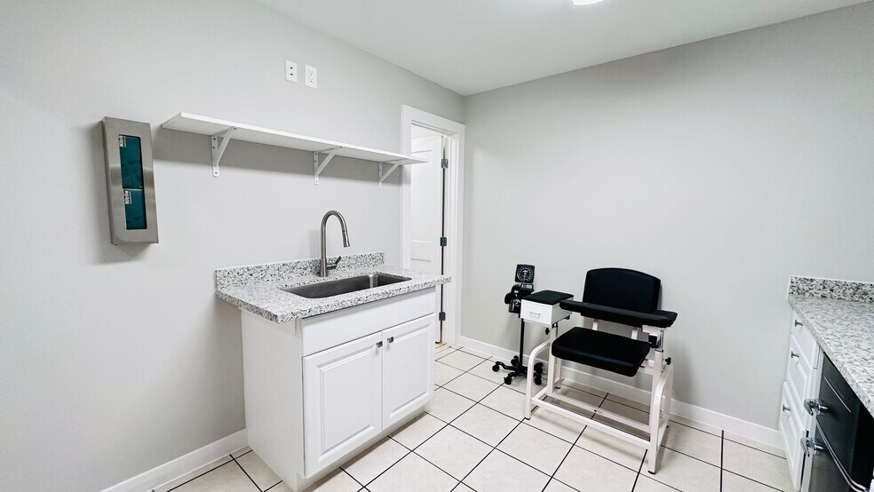 More Photos Of 6502 Memorial Dr, Texas City Medical For Sale