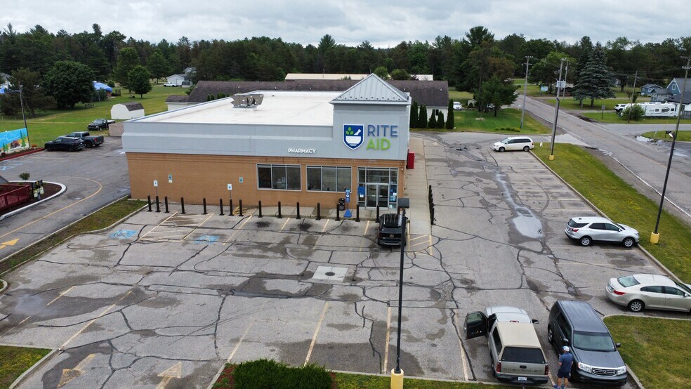 Primary Photo Of 2010 N Saint Helen Rd, Saint Helen Drugstore For Lease