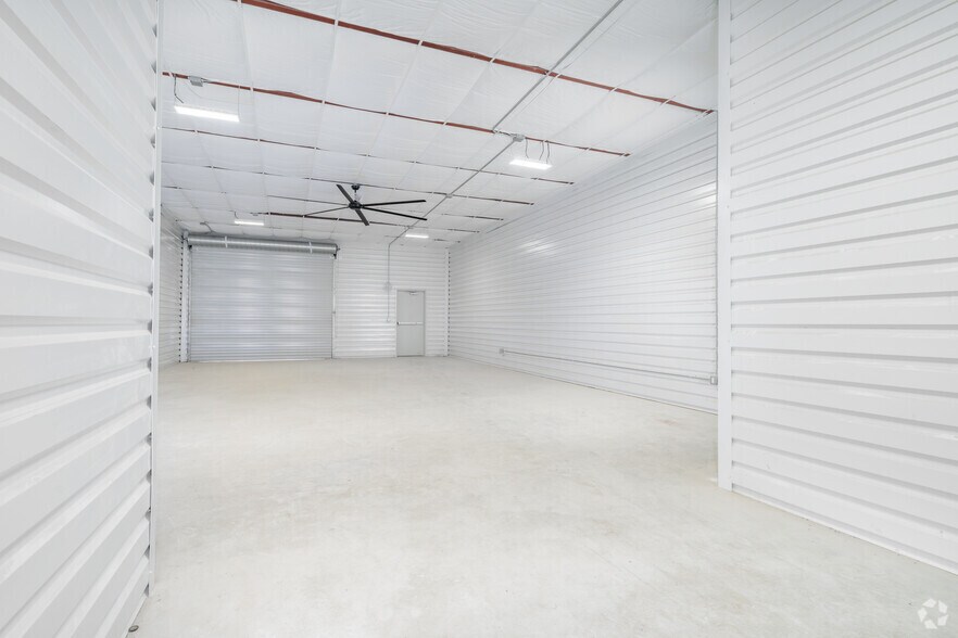 More Photos Of 3822 SE Military Dr, San Antonio Unknown For Lease