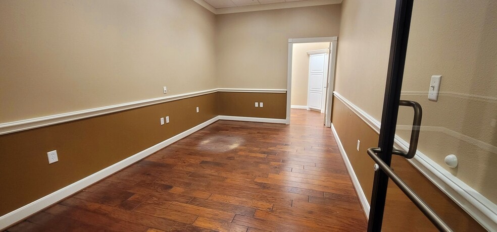 More Photos Of 901 E Highway 90A, Richmond Storefront Retail Office For Lease