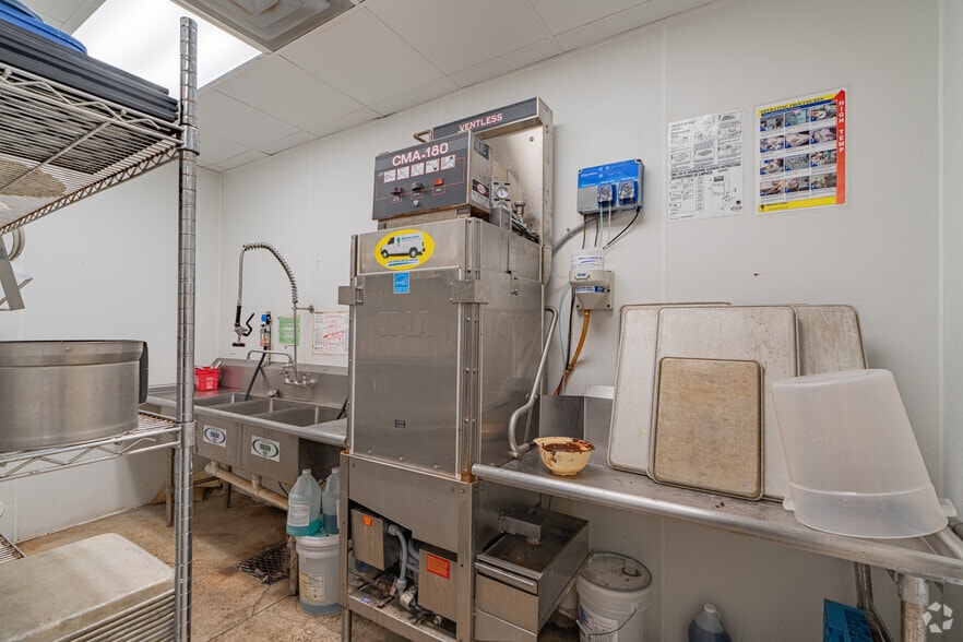 More Photos Of 1010 N Federal Hwy, Delray Beach General Retail For Sale